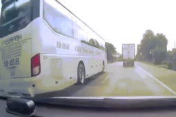 Ô tô - Clip: Hung thần xa lộ, xe khách nối đuôi nhau vượt ẩu suýt đâm xe bồn