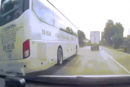 Ô tô - Clip: Hung thần xa lộ, xe khách nối đuôi nhau vượt ẩu suýt đâm xe bồn