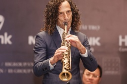 Nhạc - Huyền thoại saxophone Kenny G: &quot;Tôi được nghe Bèo dạt mây trôi và rất thích&quot;