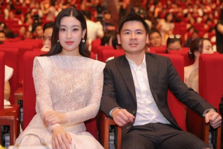 Hôn nhân của Chủ tịch CLB bóng đá Hà Nội và vợ Hoa hậu Việt Nam năm 2016 gây chú ý