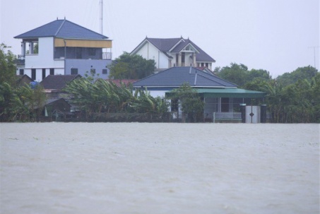 Hà Tĩnh: Mưa lớn gây sạt lở núi Nầm, đường biến thành sông