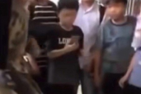 Hà Nội: Thêm một nữ sinh bị đánh hội đồng ngay tại trường học