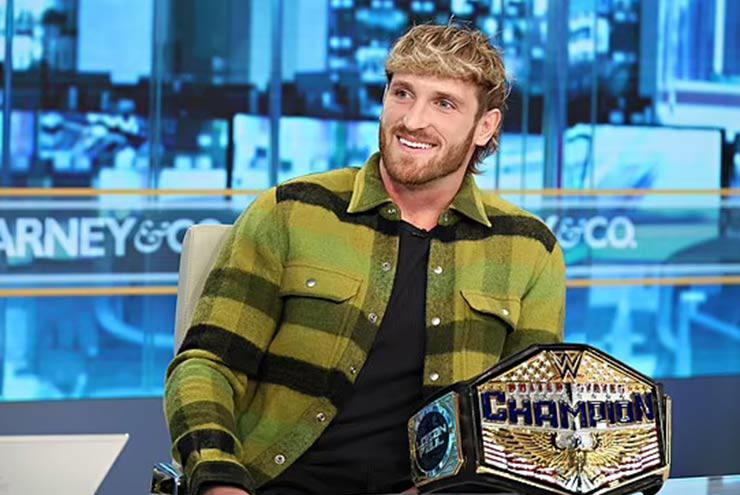 Logan Paul bên đai vô địch Mỹ của WWE mới giành được