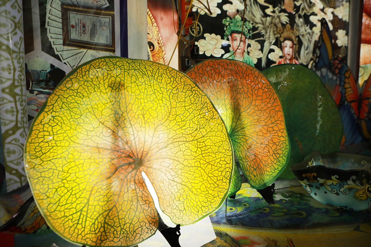 Tranh kính của ông Vinh thay thế nhiều loại kính nhập ngoại, với giá thành rẻ hơn gấp 10 lần.