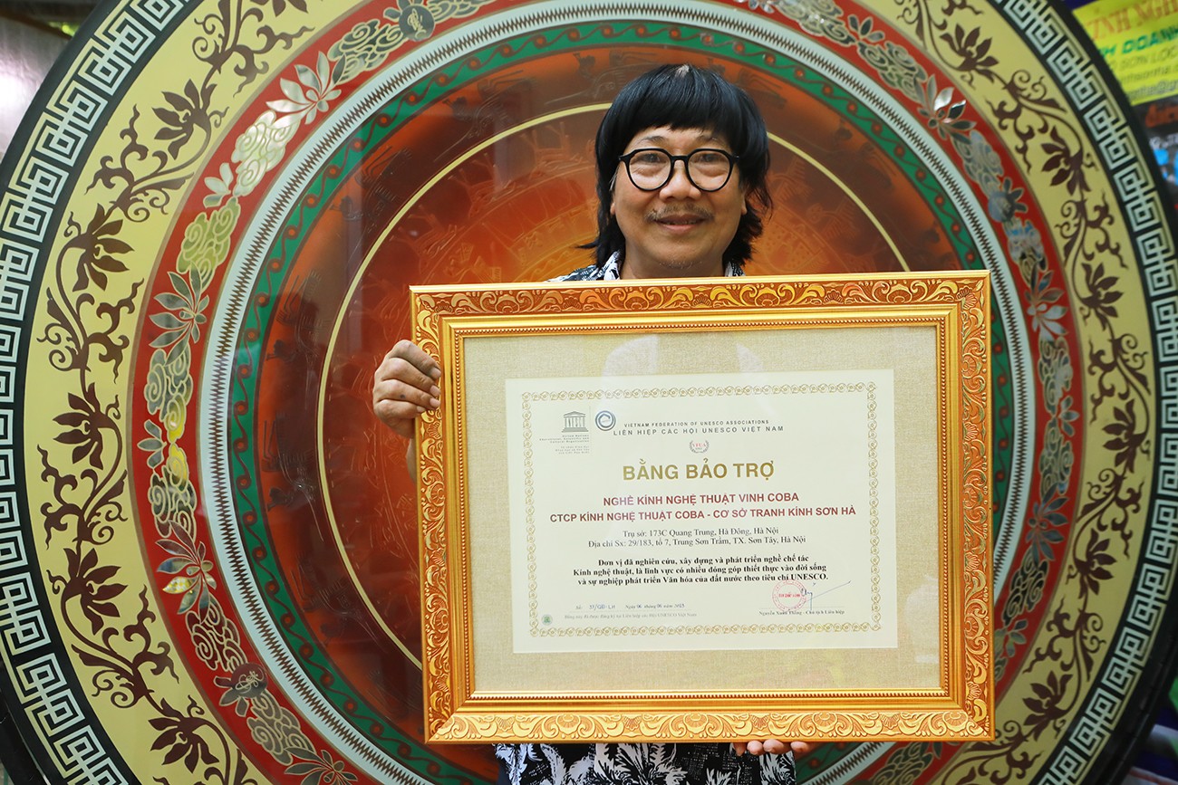 Vừa qua, Liên hiệp các hội UNESCO Việt Nam bảo trợ Nghề kính nghệ thuật Vinhcoba và chứng nhận nghệ nhân Phạm Hồng Vinh đã có nhiều cống hiến trong việc hình thành, phát triển lĩnh vực chế tác kính nghệ thuật, thiết thực đóng góp vào sự nghiệp phát triển văn hóa theo tiêu chí UNESCO.