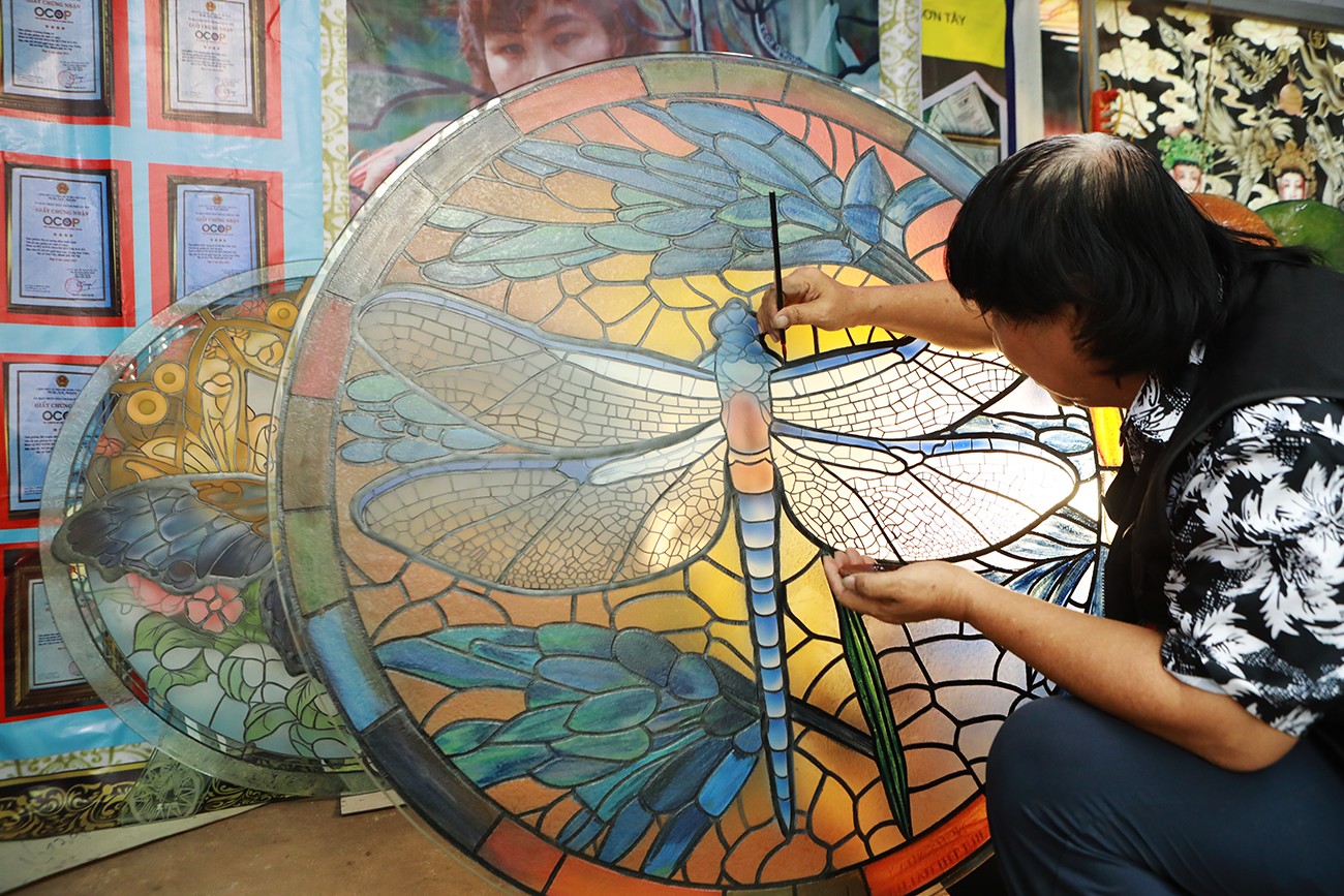 Gặp gỡ “thầy phù thủy” trong làng điêu khắc tranh kính Việt Nam - 4