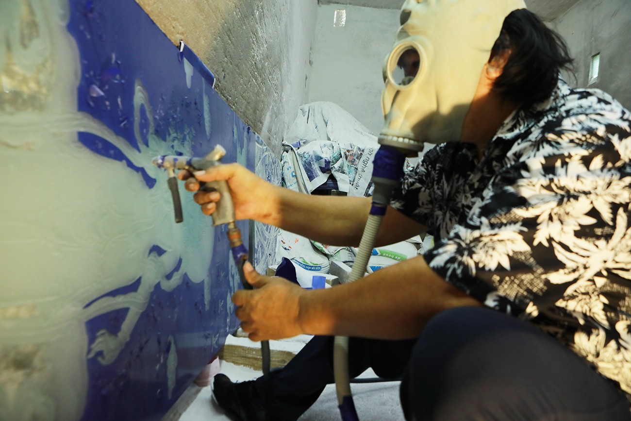 Theo nghệ nhân Phạm Hồng Vinh, tranh kính sử dụng men màu Ceramic. Mỗi bức tranh trước khi hoàn thiện đều được nung chảy ở 700 độ C và thủy tinh hóa.