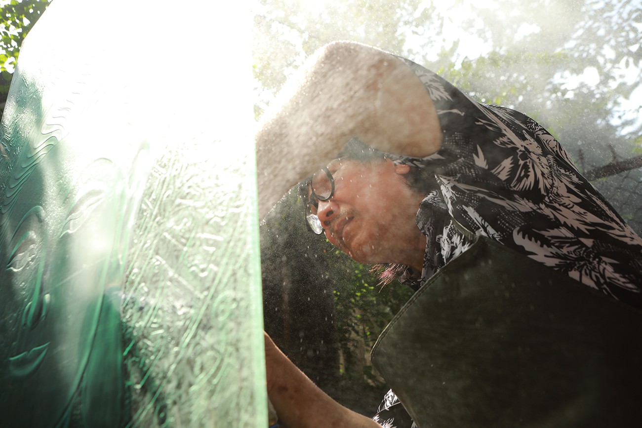 Để hoàn thành một tác phẩm tranh kính phải trải qua rất nhiều công đoạn.