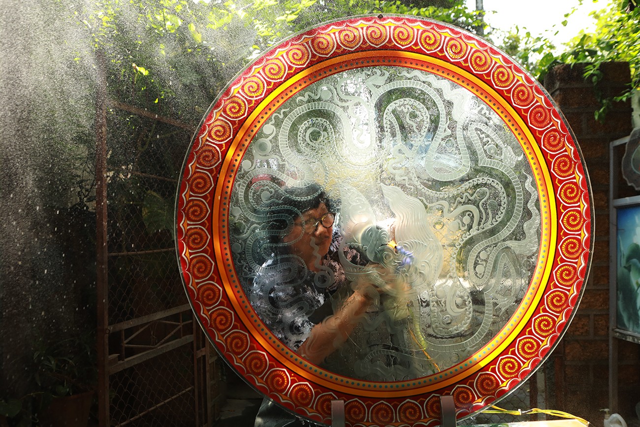 Ông Vinh cho biết, ngày xưa mài thủ công tốn rất nhiều thời gian, công sức, nên ông nghĩ đến việc chế tạo máy mài kính. Chiếc máy mài kính do ông tự chế không chỉ tăng công suất làm việc lên gấp nhiều lần, mà còn giúp mài được nhiều chi tiết phong phú, sinh động hơn...