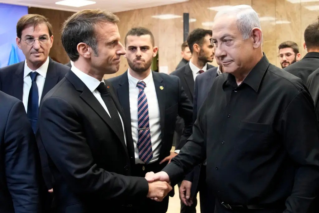 Thủ tướng Israel Benjamin Netanyahu bắt tay Tổng thống Pháp Emmanuel Macron hôm 24/10 ở Israel. Ảnh: EFE-EPA