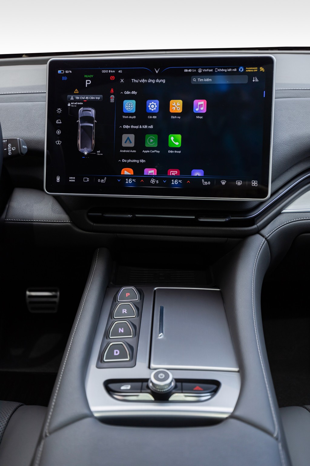 Màn hình thông tin – giải trí trên xe VinFast VF 9 có kích thước đến 15,6 inch, kết hợp cùng trợ lý ảo tiếng Việt, mang tới trải nghiệm thân thiện và gần gũi với người dùng.