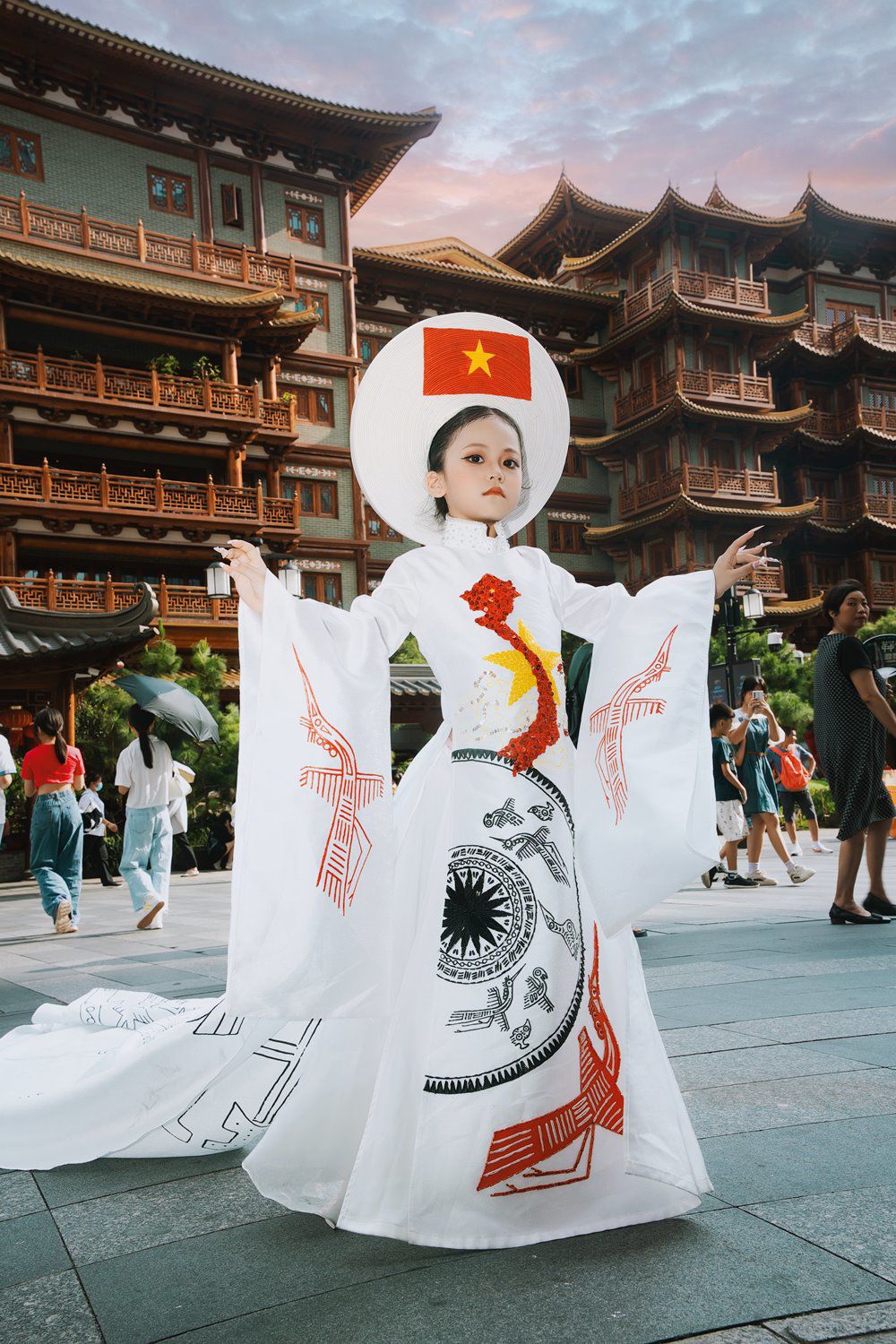 Nhật Ánh quảng bá tà áo dài Việt Nam ở Trung Quốc.