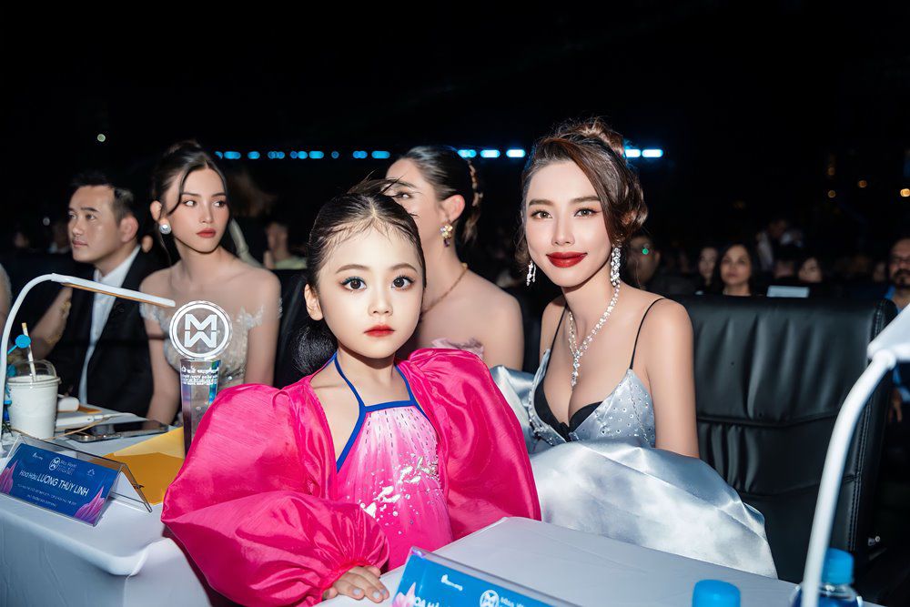 Cô bé tự tin đọ sắc các nàng hậu tại sự kiện