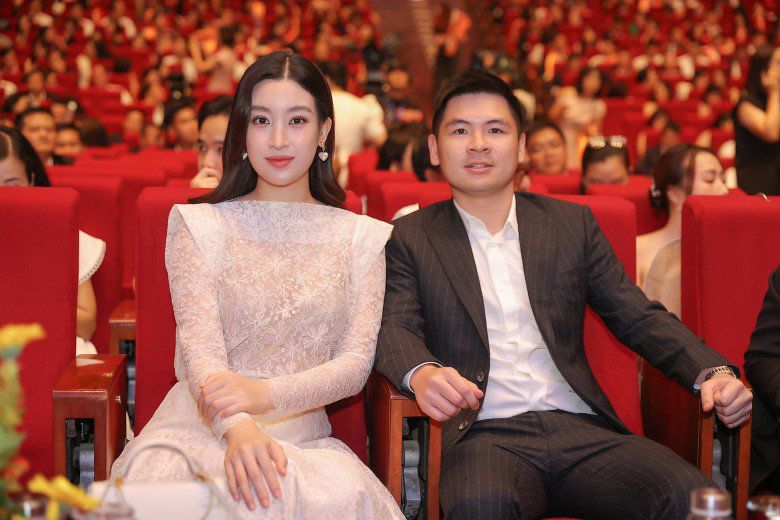 Hôn nhân của Chủ tịch CLB bóng đá Hà Nội và vợ Hoa hậu Việt Nam năm 2016 gây chú ý - 1