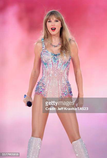 Taylor Swift đang là cái tên được công chúng quan tâm nhờ bộ phim ăn khách "Taylor Swift: The Eras Tour".