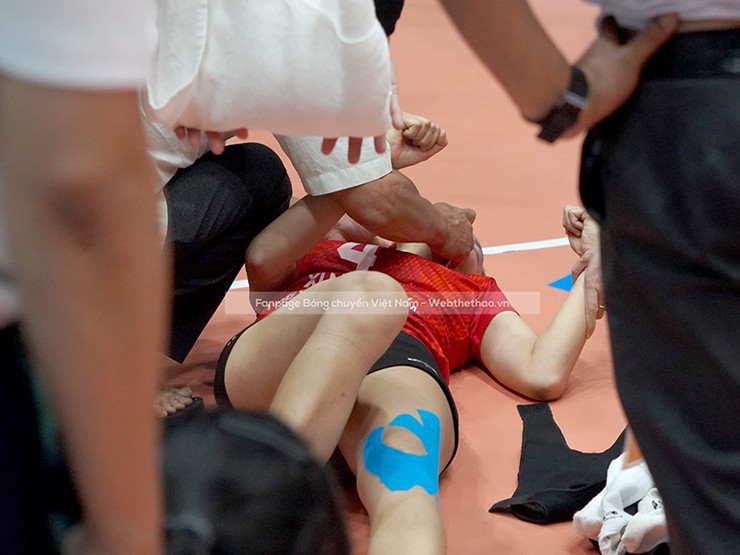 Nữ VĐV Lê Thị Hạnh được cấp cứu tại sân trước khi chở đi nhập viện. Ảnh: Webthethao