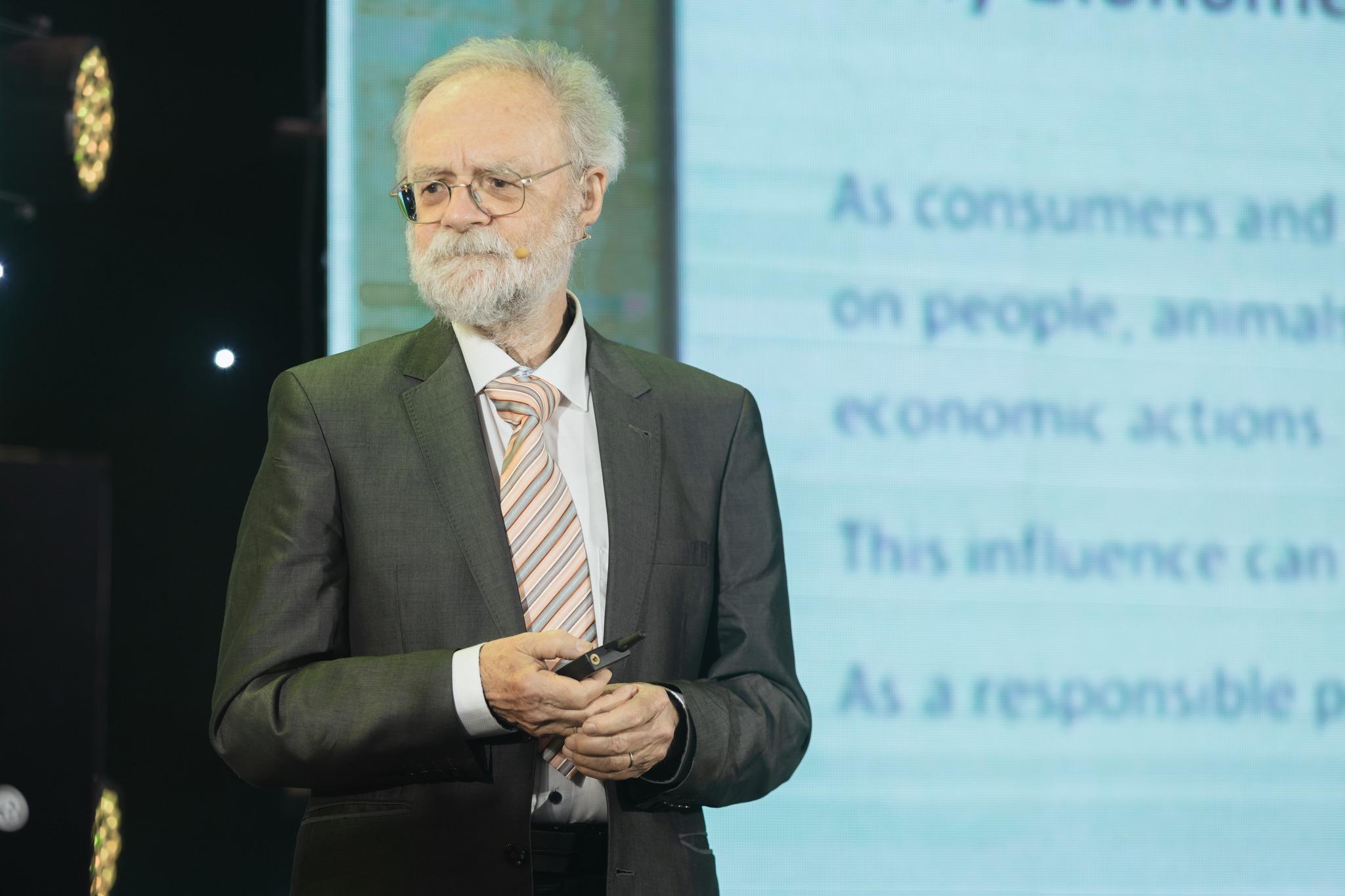 Bác sĩ Baumann chia sẻ trong hội nghị