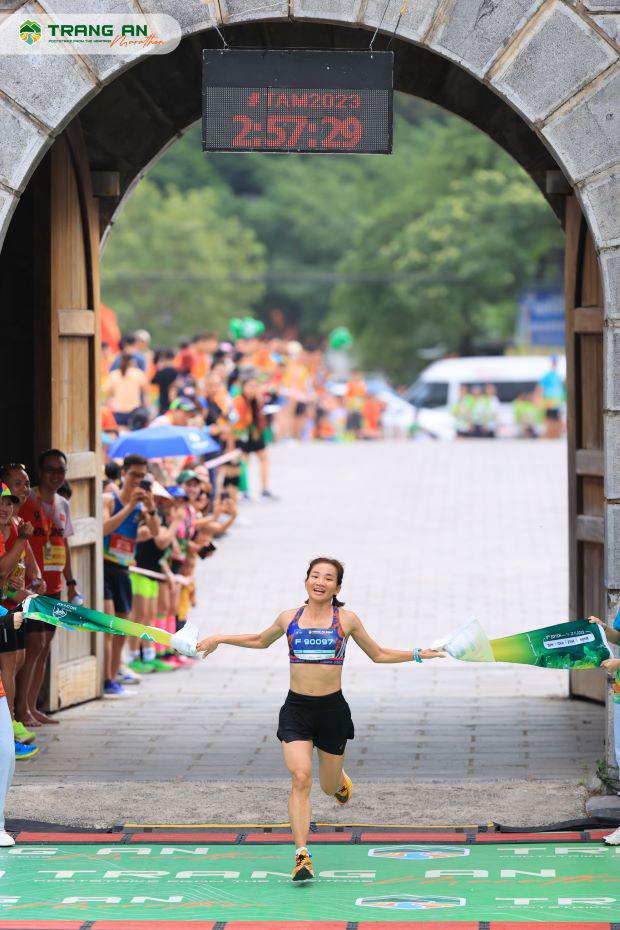 Nguyễn Thị Oanh vô địch 42 km nữ Tràng An Marathon 2023 với thành tích ấn tượng