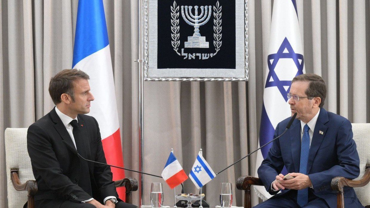 Ông Macron (trái) gặp Tổng thống Israel vào ngày 24/10/2023.