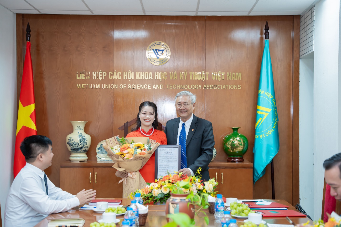 TS Trần Duy Khanh, Viện trưởng Viện nghiên cứu và đào tạo doanh nhân APEC trao Quyết định và tặng hoa cho bà Nguyễn Thị Minh Thu