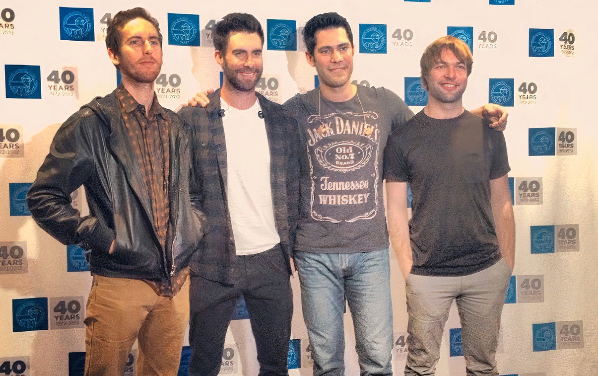 Ryan Dusick, Mickey Madden đứng lần lượt thứ 3 và 4 từ trái sang (nguồn: Facebook nhóm)