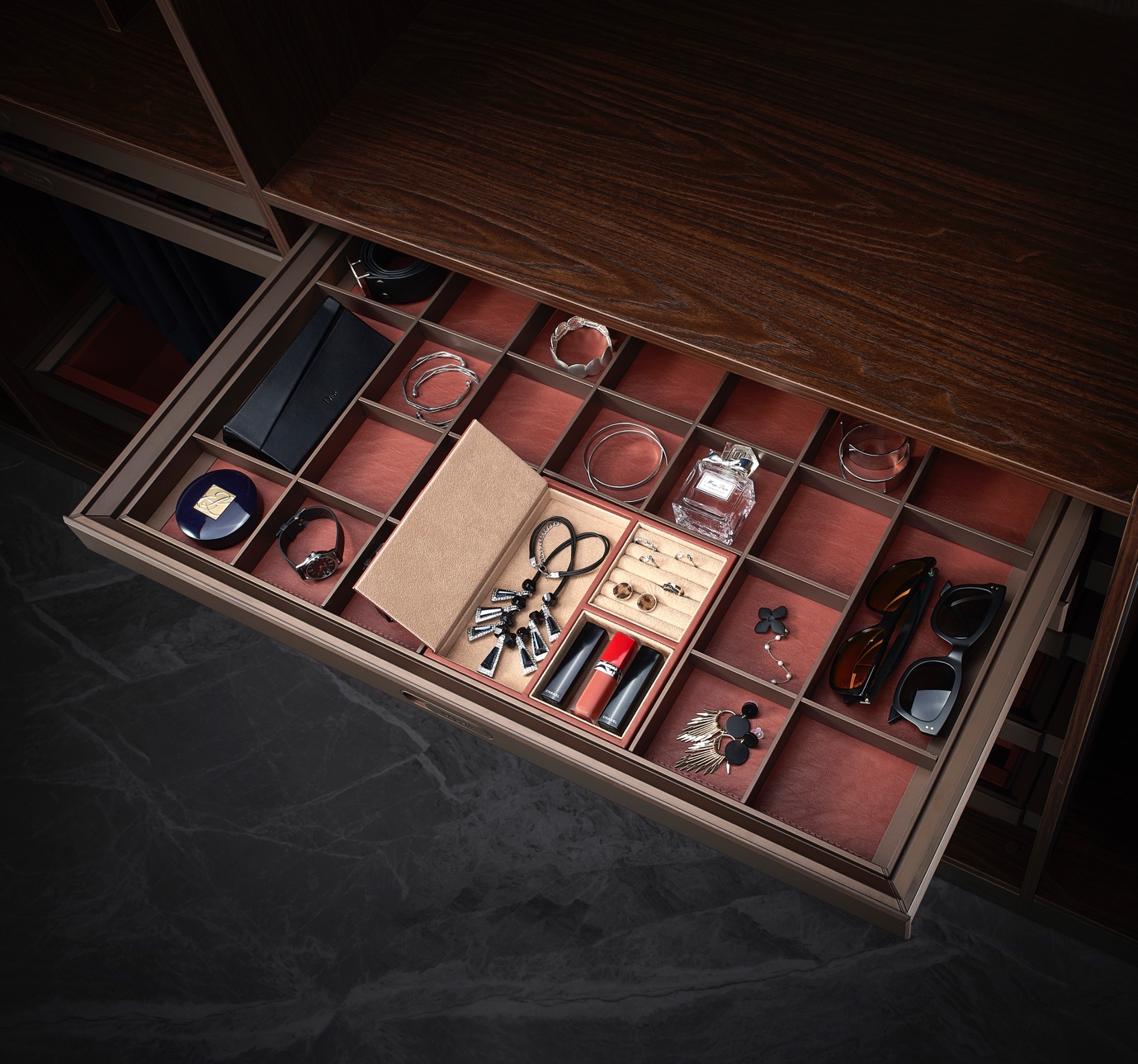 Nhìn tủ áo lộ “chất” dân chơi hàng hiệu - 3