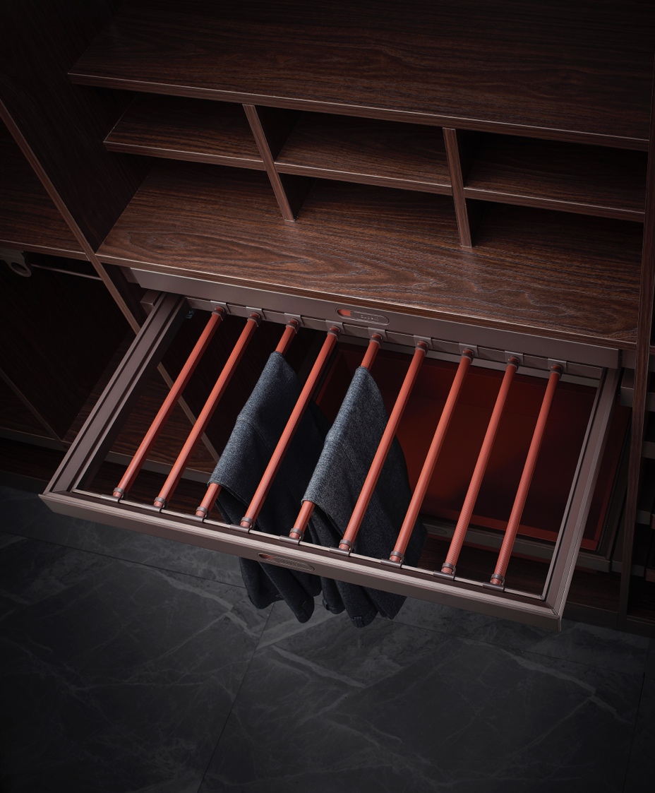 Nhìn tủ áo lộ “chất” dân chơi hàng hiệu - 2