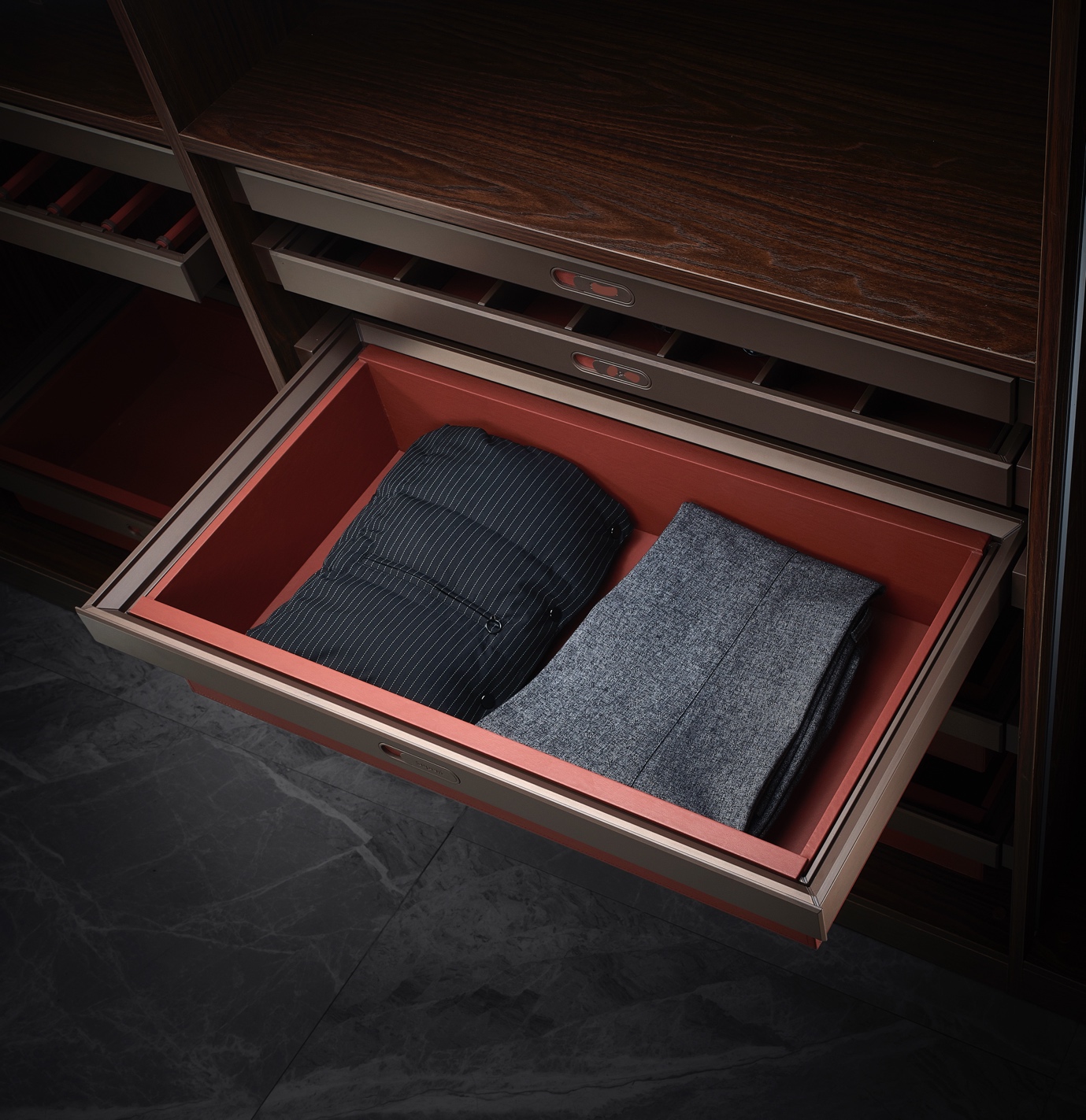 Nhìn tủ áo lộ “chất” dân chơi hàng hiệu - 4