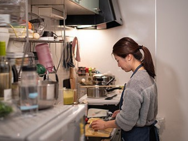 Bạn trẻ - Cuộc sống - Sai lầm lớn nhất của phụ nữ: Ở nhà nội trợ chăm chồng con toàn thời gian