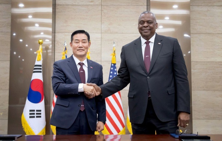 Bộ trưởng Quốc phòng Hàn Quốc Shin Won-sik (trái) bắt tay Bộ trưởng Quốc phòng Mỹ Lloyd Austin tại Hội nghị tham vấn an ninh lần thứ 55 ở Seoul hôm 13-11. Ảnh: BỘ QUỐC PHÒNG HÀN QUỐC