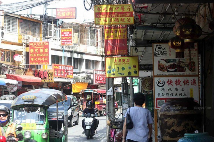 Các biển hiệu tiếng Trung Quốc tại đường Pracharat Bamphen, quận Huai Khwang, thủ đô Bangkok (Thái Lan). Ảnh: BANGKOK POST