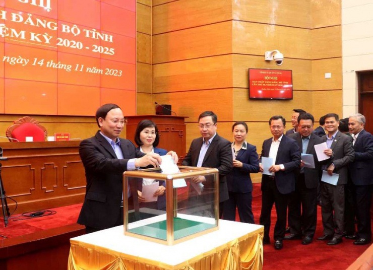 Các đại biểu bỏ phiếu tại hội nghị. Ảnh: Cổng TTĐT Quảng Ninh