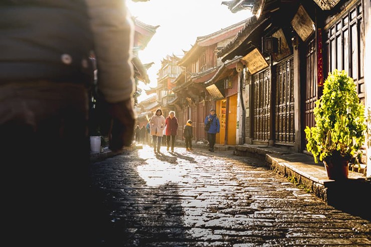 Thị trấn Lệ Giang là điểm dừng chân chính dọc theo con đường Trà Ngựa cổ, tuyến đường thương mại nối liền Tây Tạng với Đông Nam Á và chạy qua tỉnh Vân Nam. Lệ Giang đã là điểm dừng chân nổi tiếng của du khách trong hàng trăm năm và vẫn tiếp tục như vậy cho đến ngày nay. 
