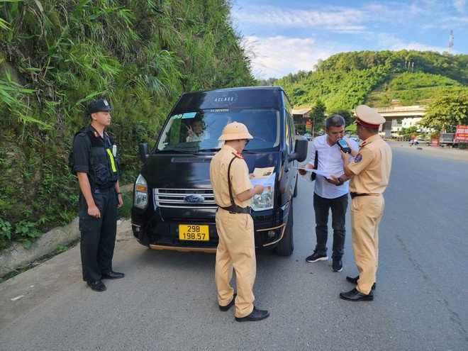 Lực lượng chức năng kiểm tra xe hợp đồng chở khách Limousine