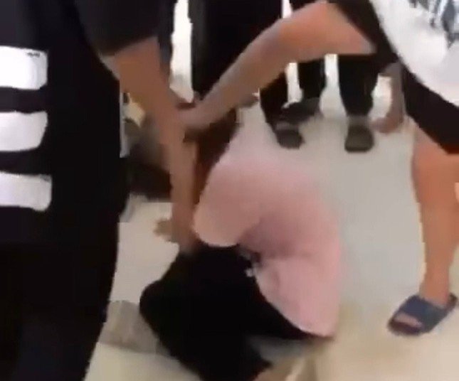 Cụ thể, khoảng 16 giờ 45 ngày 10/11, em L.T.N, lớp 6D, Trường THCS Tân Minh bị 4 học sinh đánh. (ảnh: Cắt từ video)