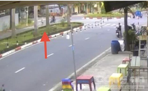 Camera ghi được diễn biến vụ tai nạn lúc&nbsp;cụ ông đang đi bộ qua đường.