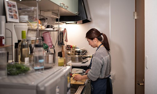 Một công việc ổn định dù là bán thời gian hay toàn thời gian, đều làm tăng sự hài lòng và ý thức về giá trị bản thân của người mẹ hơn ở nhà làm nội trợ. Ảnh minh hoạ