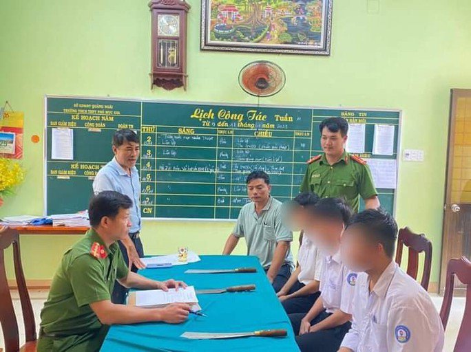 Lực lượng công an làm việc, thu giữ 3 con dao tự chế của 3 học sinh. Ảnh: Công an huyện Trà Bồng
