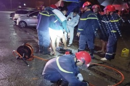 Tin tức trong ngày - Giải cứu người đàn ông bị mắc kẹt dưới nắp cống thoát nước trong đêm khuya