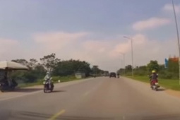 Tin tức trong ngày - Clip: Bất ngờ lao xe máy vào ô tô tải như tự sát, tài xế gặp tai họa