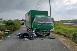 Tin tức trong ngày - Va chạm với ô tô tải đồng nghiệp cầm lái, tài xế xe máy tử vong