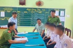 Pháp luật - 3 học sinh lớp 11 mang dao đến trường đánh nhau