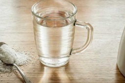 Sức khỏe đời sống - Nước muối ấm dùng khi nào và rủi ro khi sử dụng không đúng cách