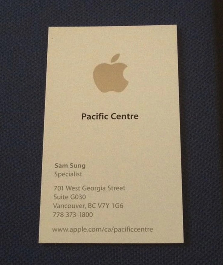 Tấm danh thiếp khi Sam còn làm việc tại Apple đã bán được với số tiền 2.600 USD.