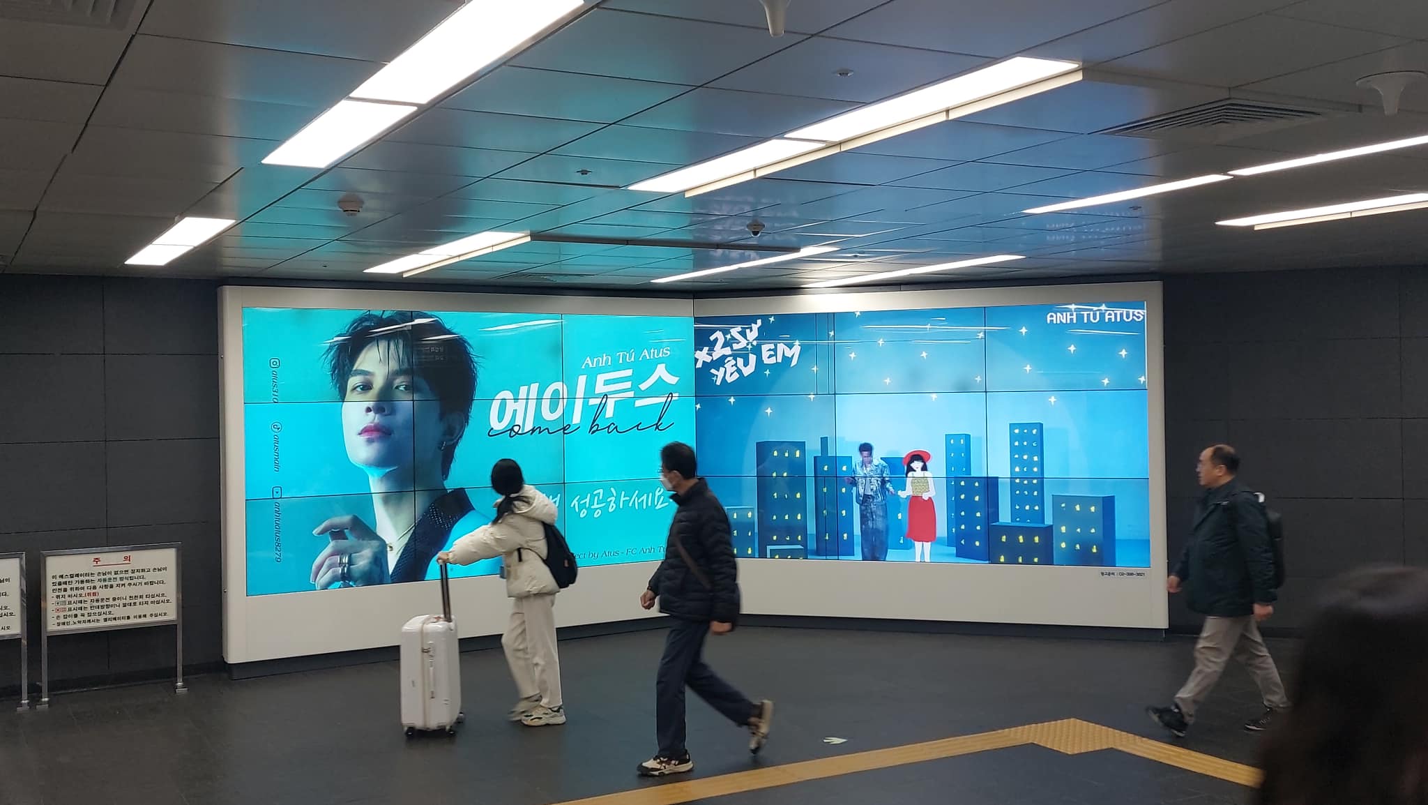 Fan Anh Tú Atus cũng chi tiền chạy bảng điện tại hai ga tàu điện ngầm lớn ở Seoul.
