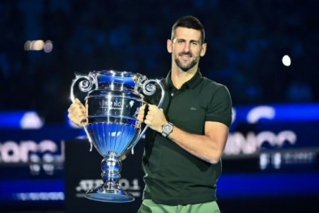 Djokovic nhận cúp kỷ lục như Messi, tự hào "ngôi vương đỉnh cao quần vợt"