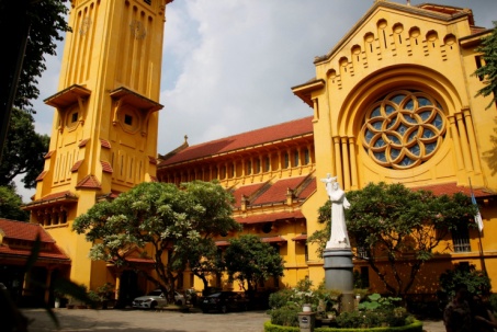 Kiến trúc độc đáo hiếm thấy, nhà thờ cổ nổi tiếng ở Hà Nội hút du khách chụp ảnh