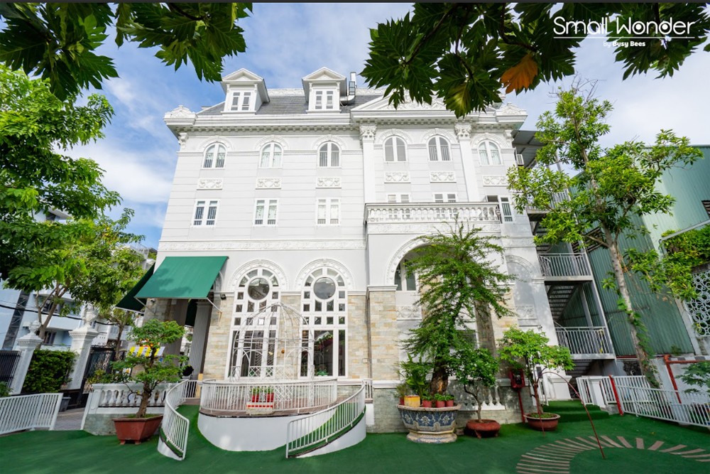 Khuôn viên học tập và vui chơi ngập tràn cây xanh tại Small Wonder quận 6.