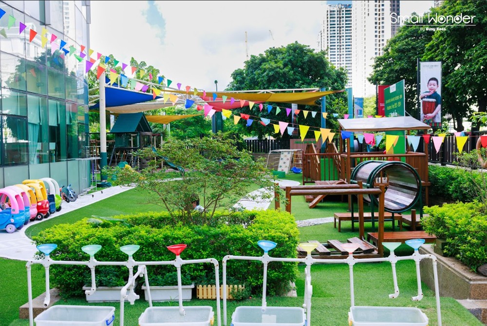 Khu vực vận động ngoài trời với đa dạng hoạt động vui chơi cho trẻ tại Small Wonder Hoàng Minh Giám (Hà Nội)