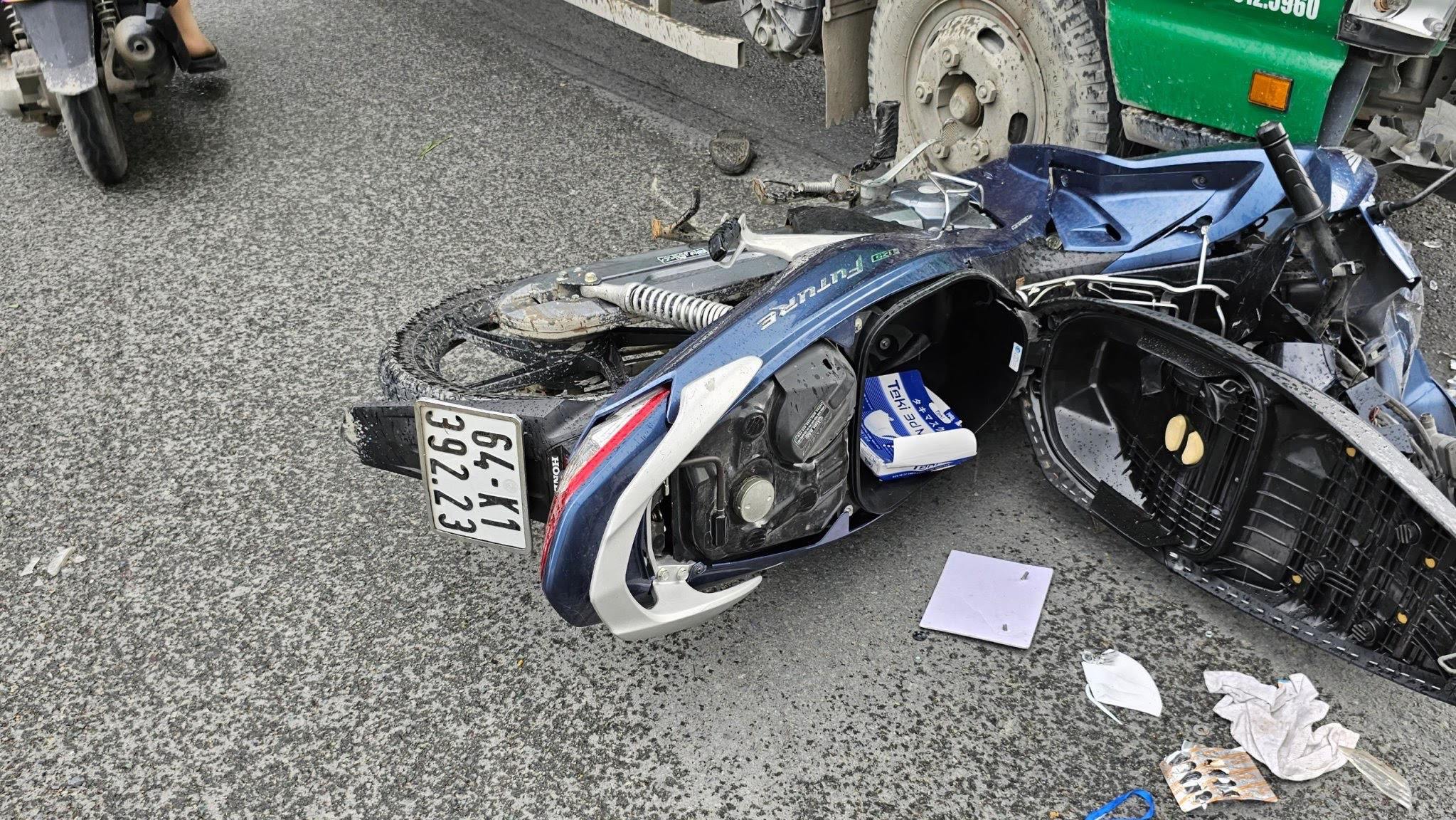 Xe máy bị hư hỏng nặng sau tai nạn.